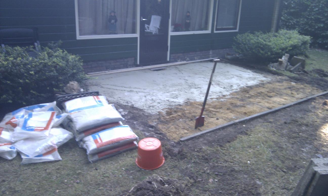Grond opvullen en goed afschot maken