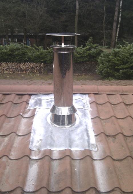 Nieuwe schoorsteen op dak gereed