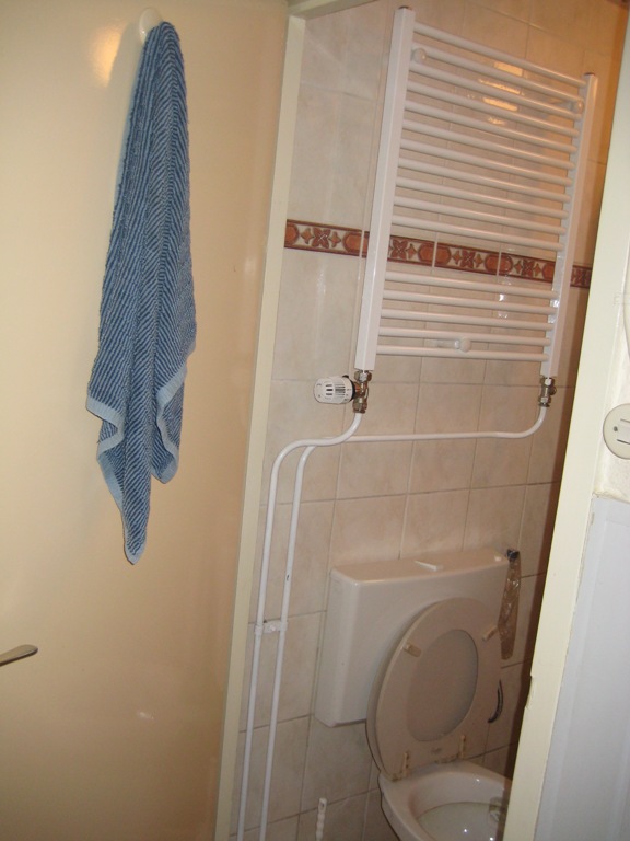 Radiator in douche afgemonteerd