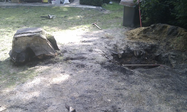 Stronk in voortuin bij schommel eruit gehaald